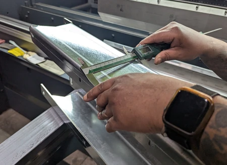 Precision measuring of a metal component