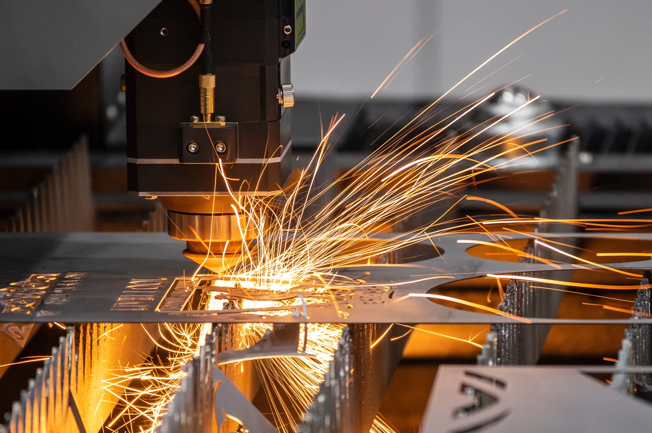 Laser cutting process using fiber laser on sheet metal